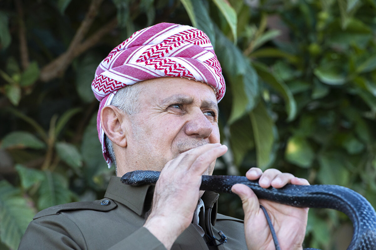 Emin'in beslediği yılanlardan dolayı birçok kişi fotoğraf çektirmek için evini ziyaret ediyor.