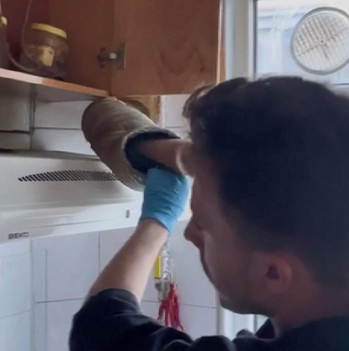 Olay, 9 Temmuz'da Bayrampaşa Kartaltepe Mahallesi'nde meydana geldi. İddiaya göre Suat Kara'nın eşi Fatma Kara, 22 yıldır kiracısı olan ve kendileriyle aynı binada oturan Seyhan K.'ye anahtarını teslim etti. Seyhan K., Kara ailesine ait evin anahtarını çoğalttı. Aile, temmuz ayında tatil için şehir dışına çıkınca Seyhan K., erkek arkadaşı olduğu ileri sürülen Erhan Ercan'a durumu anlattı. Bunun üzerine Erhan Ercan ve Seyhan K., Kara ailesinin evine girdi. İkili, Suat Kara'nın yatak odasında sakladığı çelik kasayı sırtlarına alarak Seyhan K.'nin evine götürdü.<br>