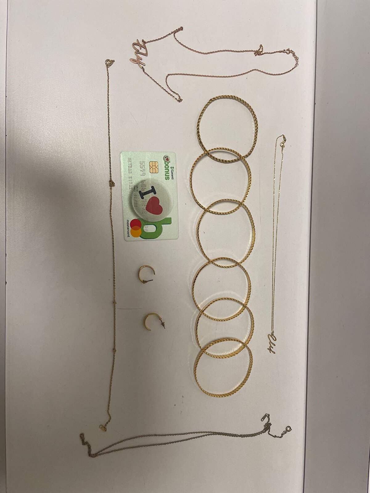 EV SAHİPLERİNİ ZİYARET EDEREK HIRSIZLIĞI FARK EDİP ETMEDİKLERİNİ KONTROL ETMİŞ<br><br>Seyhan K., poliste verdiği ifadesinde erkek arkadaşı Erhan Ercan ile çaldıkları kasayı içindeki altınları aldıktan sonra geri yerine bıraktıklarını, Kara ailesi döndükten sonra da ara ara evlerine giderek durumu fark edip etmediklerini kontrol ettiğini itiraf etti. Bunun üzerine Erhan Ercan da gözaltına alınarak evinde arama yapıldı. Evde yapılan aramalarda çalınan altınlar davlumbaz borusunun içinden çıktı.