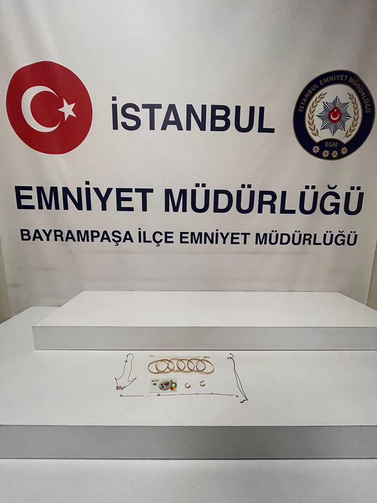 Şüpheliler, ev sahipleri gördüklerinde anlamasın diye de kasanın kapısında çizikler oluşturarak olaya hırsızlık süsü vermeye çalıştı.