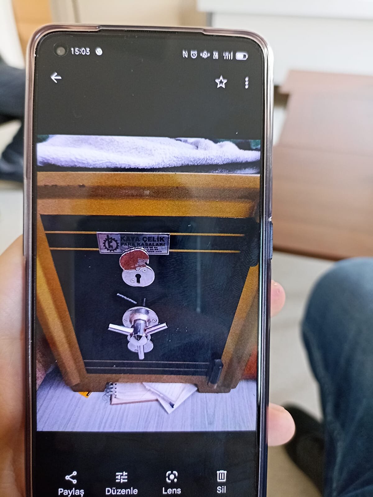 KASALARININ BOŞALTILDIĞINI 1 AY SONRA FARK ETTİLER<br>Bir hafta sonra evlerine dönen Kara çifti, geçen pazartesi günü kasaya bakmak istedi. Kasanın kapısını açan çift, içindeki eşyaların çalındığını fark edince durumu polise bildirdi. İhbar üzerine olay yerine gelen polis ekipleri, ev sahiplerinin memleketlerinden döndüklerinde evlerinin kapısının kilitli olduğunu, dairenin 4'üncü katta olması sebebiyle de dışarıdan birinin girmediğine kanaat getirdi. Ev sahiplerinin ifadesine başvuran polis, Fatma Kara'nın daha önce kiracısı Seyhan K.'ye anahtarını bıraktığını öğrendi. Bunun üzerine şüphelerin yoğunlaştığı Seyhan K.'yi gözaltına aldı.