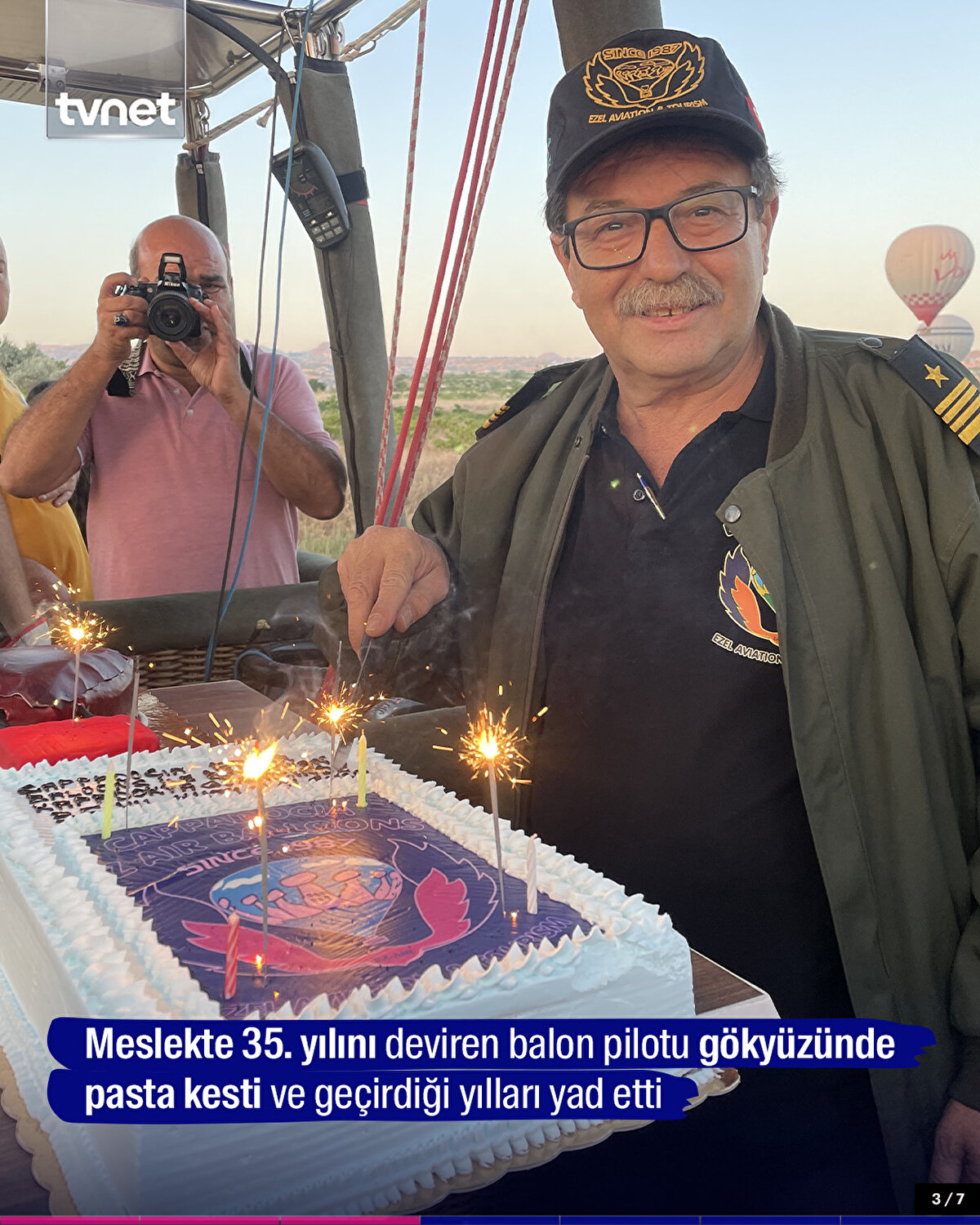 Meslekte 35. yılını deviren balon pilotu gökyüzünde pasta kesti ve geçirdiği yılları yad etti