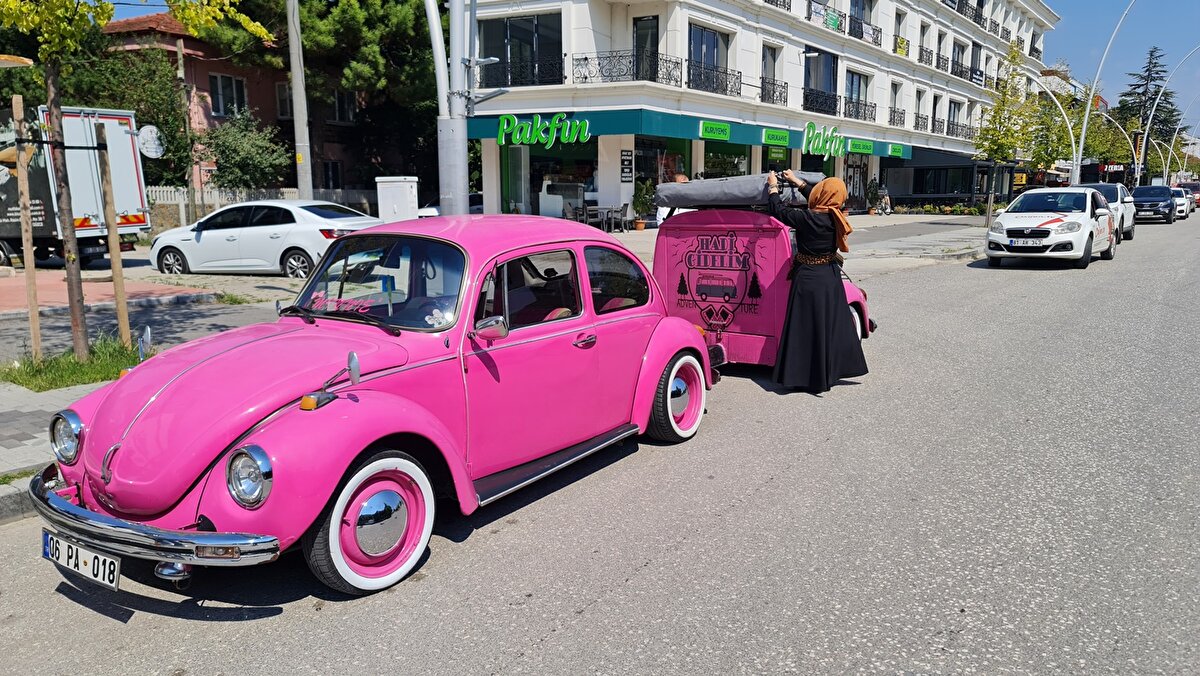 Düzce'de, Yasemin Nuran Açık bir tam ve bir yarım vosvosu kullanarak karavan yaptırdı.<br><br>Kamp hayatını seven Yasemin Nuran Açık, kendisine ait vosvosun arkasına yarım vosvostan bagaj yaptırdı.
