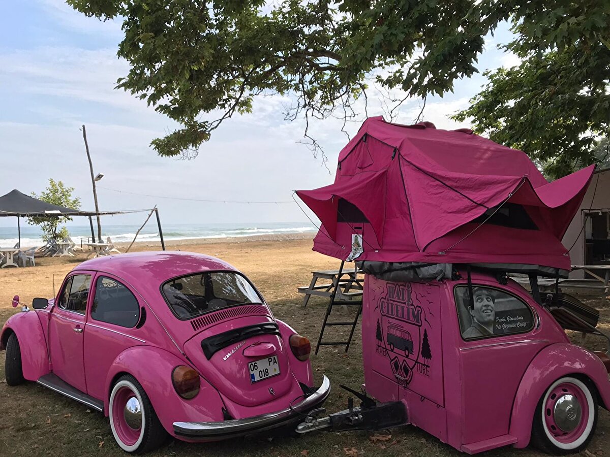 İSMİ: PEMBE AŞK<br><br>Yasemin Numan Açık, araçlarına 'pembe aşk' adını verdiklerini belirterek, "Türkiye'de aslında bu tek. Klasik otomobillerde 1.5 vosvos. Tek bir vosvos değil. Arkada yarım kasa kısmını daha çok depolama için kullandık. İçinde bavul ve diğer malzemeler konulabiliyor.<br><br>