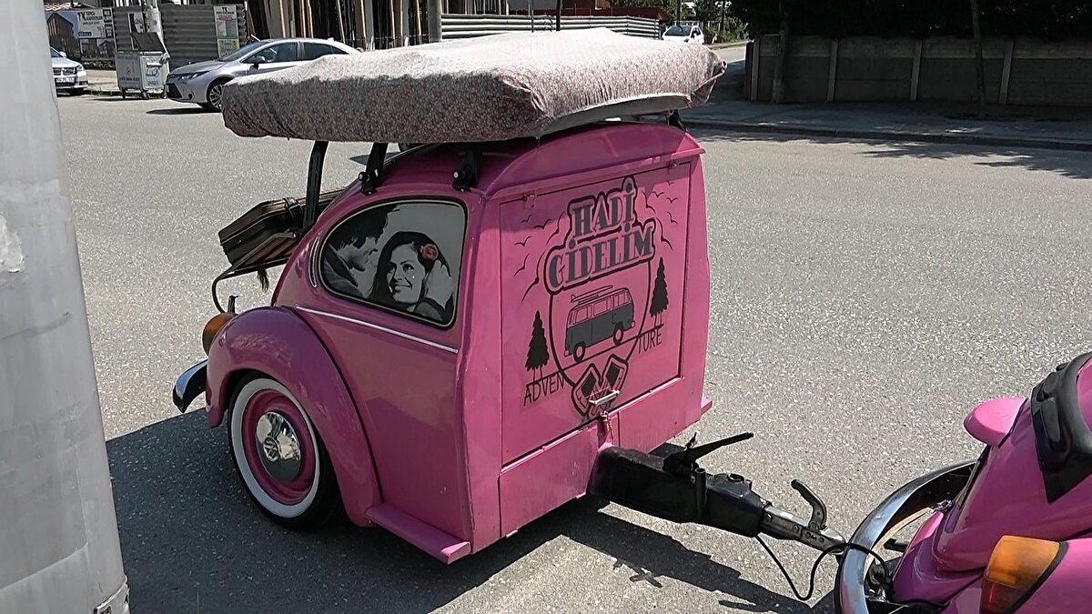 3 KİŞİ KONAKLAYABİLİYOR<br><br>Pembe renkli tam ve yarım vosvos, 3 kişinin rahatça konaklayacağı yaşam alanı haline getirildi.<br><br>Açık'ın 1.5'luk vosvos karavanı, görenlerin ilgi odağı oldu.