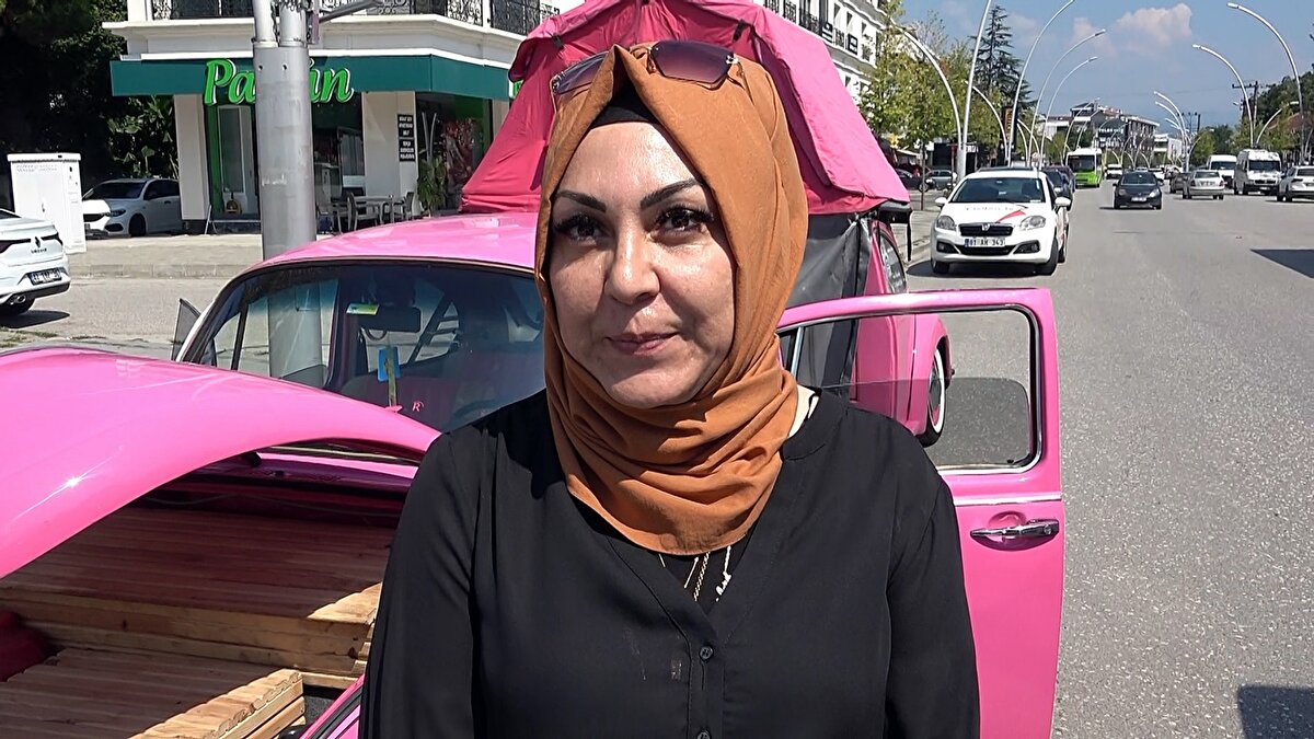 Vosvosların motor kısmı arkasında, ön kısmı bagaj olarak kullanılıyor. Oraya özel bir masa tasarladık. Arka kısmında ise depolama alanının üzerinde bir çadır var. Çadırda 3 kişi rahatlıkla konaklayabiliyor. Bütün kamp malzemeleri içerisinde. Kamp hayatını biz çok seviyoruz. Biz vosvosu bir karavana çevirdik. Trafikte hiçbir sorun yaşamıyoruz ancak oldukça dikkat çekiyor" dedi.<br><br>