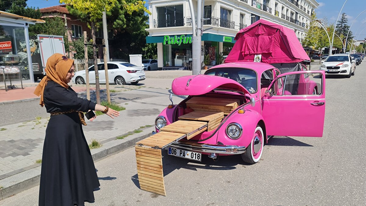 ÜZERİNE ÇADIR KOYDURDU<br><br><br>DHA'nın haberine göre yarım vosvosu çeki demiriyle kendi aracına bağlayan Açık, yarım kısmın üzerine çadır koydurdu ve aracın ön kısmındaki bagaj içine de portatif masa yaptırdı.<br><br>