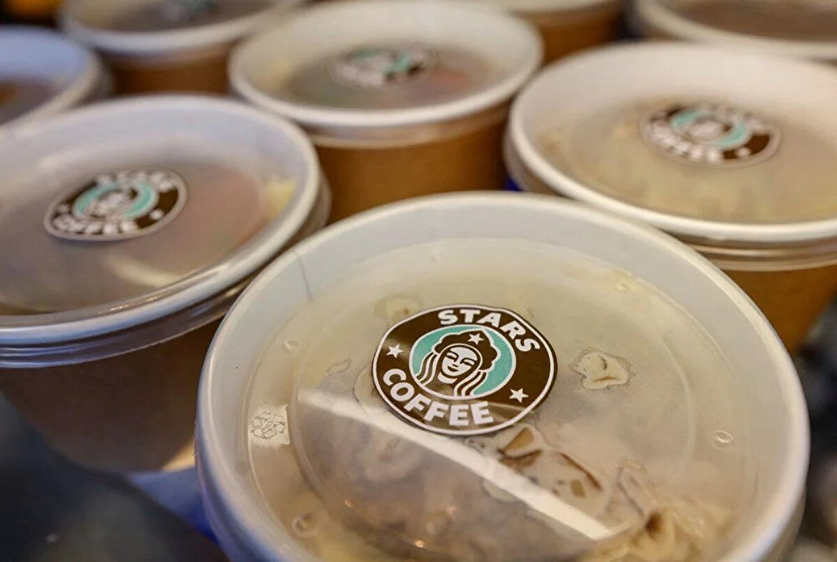 Starbucks geçtiğimiz aylarda, Rusya’nın Ukrayna’ya saldırılarının ardından ülkeyi terk eden yüzlerce diğer büyük batılı markaya katılarak, yaklaşık 15 yıl faaliyet gösterdiğini Rusya pazarından çıktığını duyurdu. <br><br>