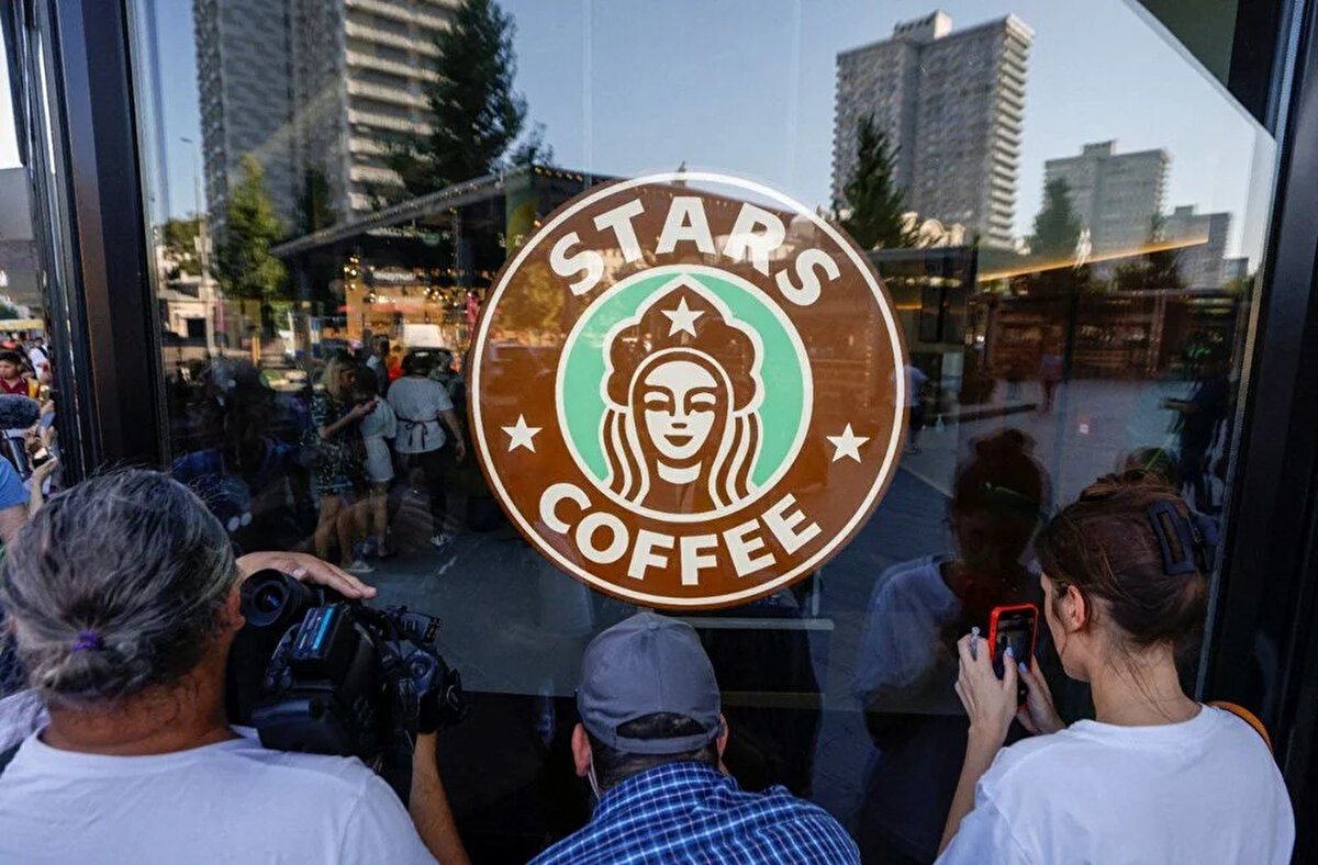 Moskova'nın merkezindeki açılış sırasında ikli, Starbucks'ın ikonik deniz kızı figürünü geleneksel Rus kokoshnik başlığını takan bir kadınla değiştirdikleri yeni logolarını da tanıttı. <br><br>