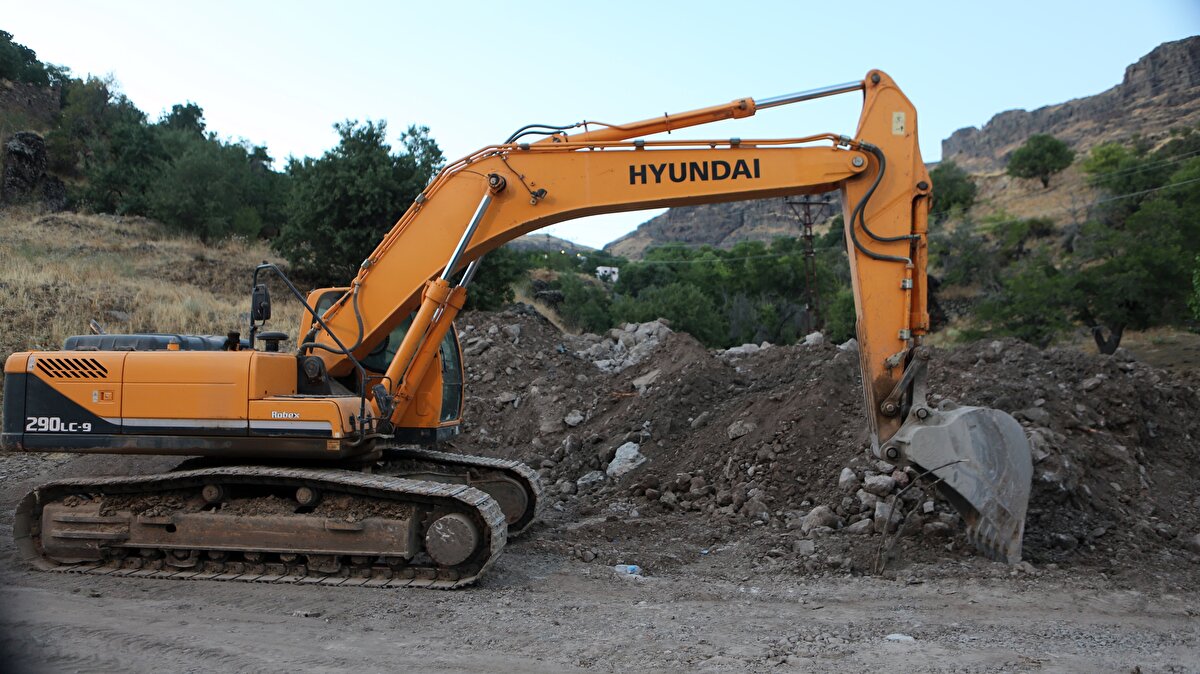 77 yaşındaki Hıdır Ayboğa da da ilçede köprü olduğunu geçmişte duyduğunu belirterek, "Rivayete göre böyle bir köprü vardı ama yeri hiç bilinmiyordu. İlçenin en yaşlılarından biri benim ama nerede olduğunu hiç duymadım, sadece atalarımız böyle bir köprünün olduğunu söylüyordu. Bu ıslah çalışmasında merak ettiğim köprü ortaya çıktı. Sayın valimize, kaymakamımıza ve belediye başkanımıza teşekkür ederim" dedi.<br><br>