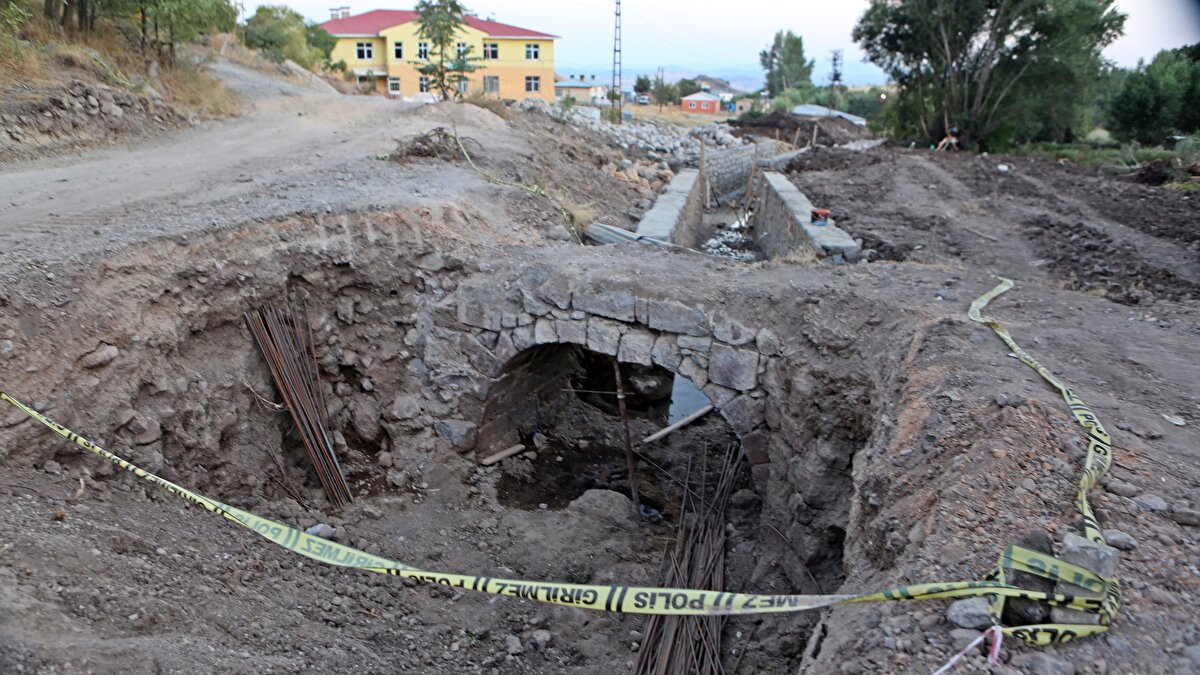 Valiliğinin talimatıyla bölgeye güvenlik güçleri, Kültür ve Turizm İl Müdürlüğü ve Tunceli Müzesi yetkilileri sevk edildi.<br><br>