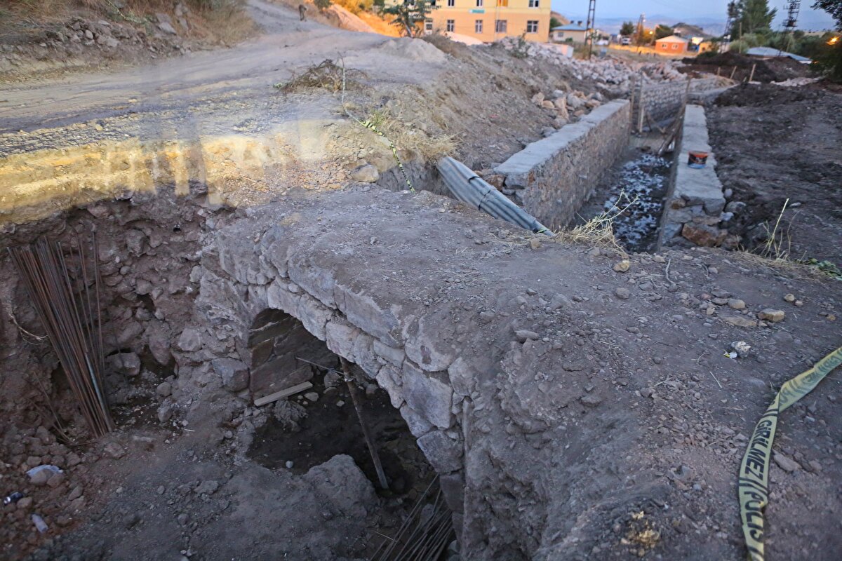 Yetkililer geldi, köprü korumaya alındı. Önümüzdeki hafta Erzurum Kültür Varlıklarını Koruma Müdürlüğü'nden ekipler gelecek. Buraya yönelik gerekli çalışmalarını yapacaklar. Çalışmalar tamamlandığında hem ilçemiz hem ilimiz hem de ülkemiz için bir tarihi değer olan köprü turizme açılacak. Mazgirt, tarihi itibarıyla yaklaşık 3 bin yıllık bir geçmişe sahip. Bunun gibi birçok eserimiz hala yer altında gün yüzüne çıkarılmayı bekliyor" diye konuştu.<br><br>