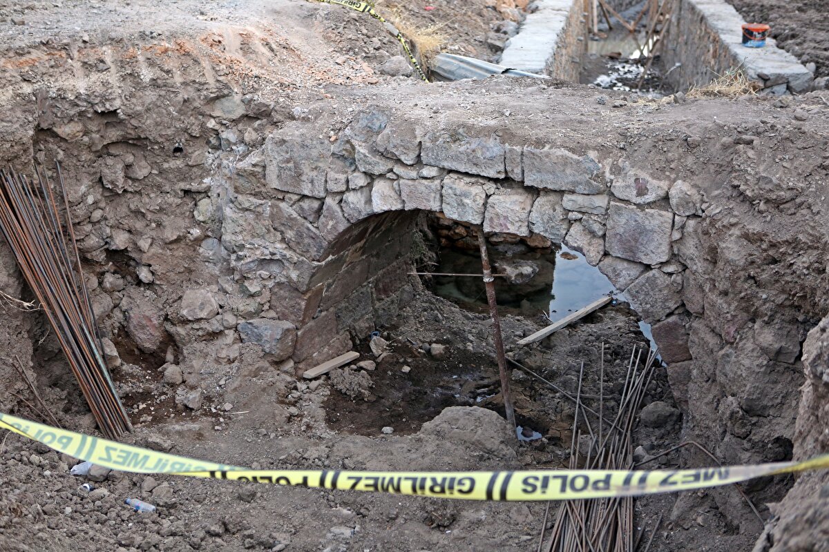 Güvenlik güçleri, köprünün etrafını güvenlik şeridiyle kapattı, müze yetkilileri de tarihi köprünün tescillenmesi için çalışma başlattı. İlk incelemede köprünün, Osmanlı dönemine ait olabileceği değerlendirildi.<br><br>