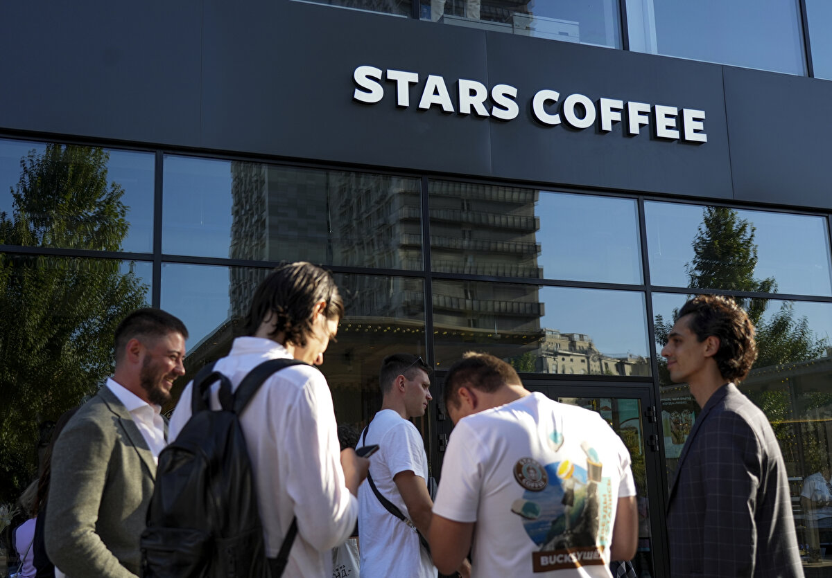 Moskova'daki eski Starbucks dükkanı da yeni isim ve logosuyla tekrar faaliyete geçti.