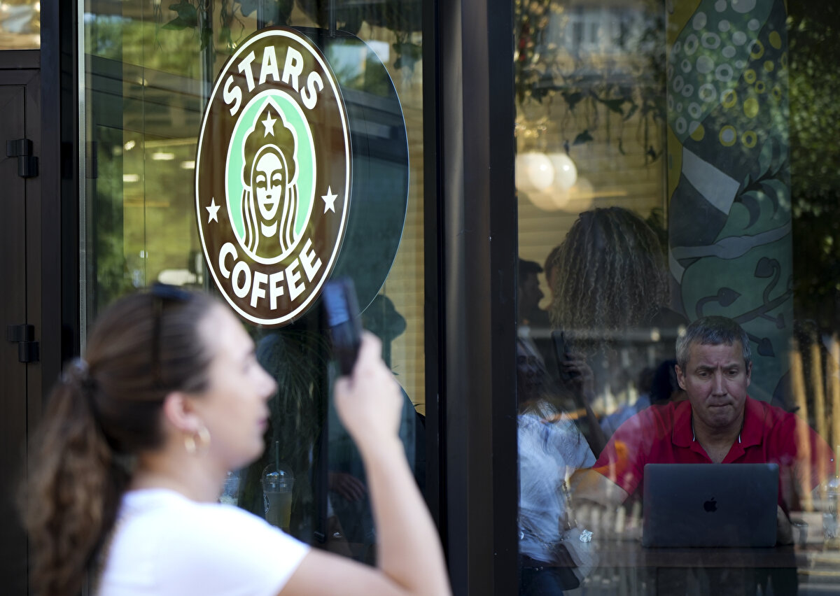 Starbucks geçtiğimiz aylarda, Rusya’nın Ukrayna’ya saldırılarının ardından ülkeyi terk eden yüzlerce diğer büyük batılı markaya katılarak, yaklaşık 15 yıl faaliyet gösterdiğini Rusya pazarından çıktığını duyurmuştu.