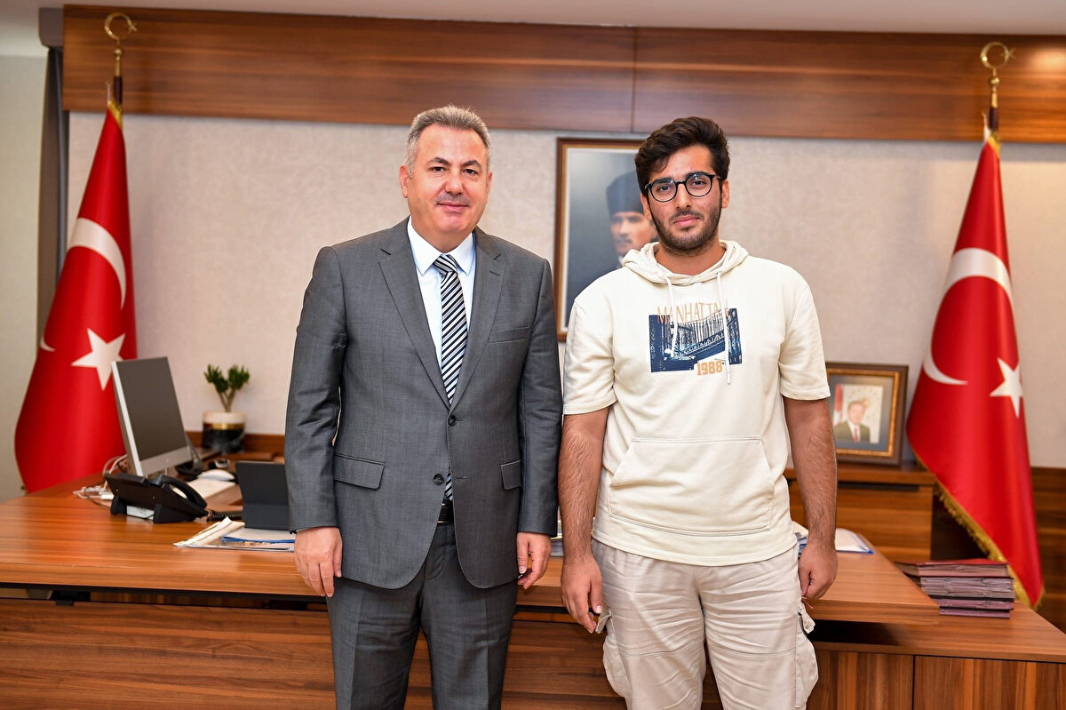 Doktorluğu maddi kaygılar nedeniyle değil insan sağlığını düşündüğü için seçtiğini vurgulayan Uğur, “Yurdun yakınında bir hastane var. Orada bir doktorun hayatını kurtardığı hastanın yakınları tarafından aldığı tepkiler beni çok etkiledi. O gün doktor olmaya karar verdim. Hedefime de emin adımlarla ulaşacağım. Yurttaki arkadaşlarıma rol model olduğumu düşünüyorum çünkü ümitsiz bir vakayken en alttan en üste tırmanışımı gördüler. Ellerinden geleni yaptıktan sonra devletimiz her türlü imkanı veriyor. Başta Türkiye Cumhuriyeti Devleti'ne, daha sonra Adana valimize, il müdürümüze, yurt müdürümüze ve öğretmenlerime çok teşekkür ediyorum" diye konuştu.