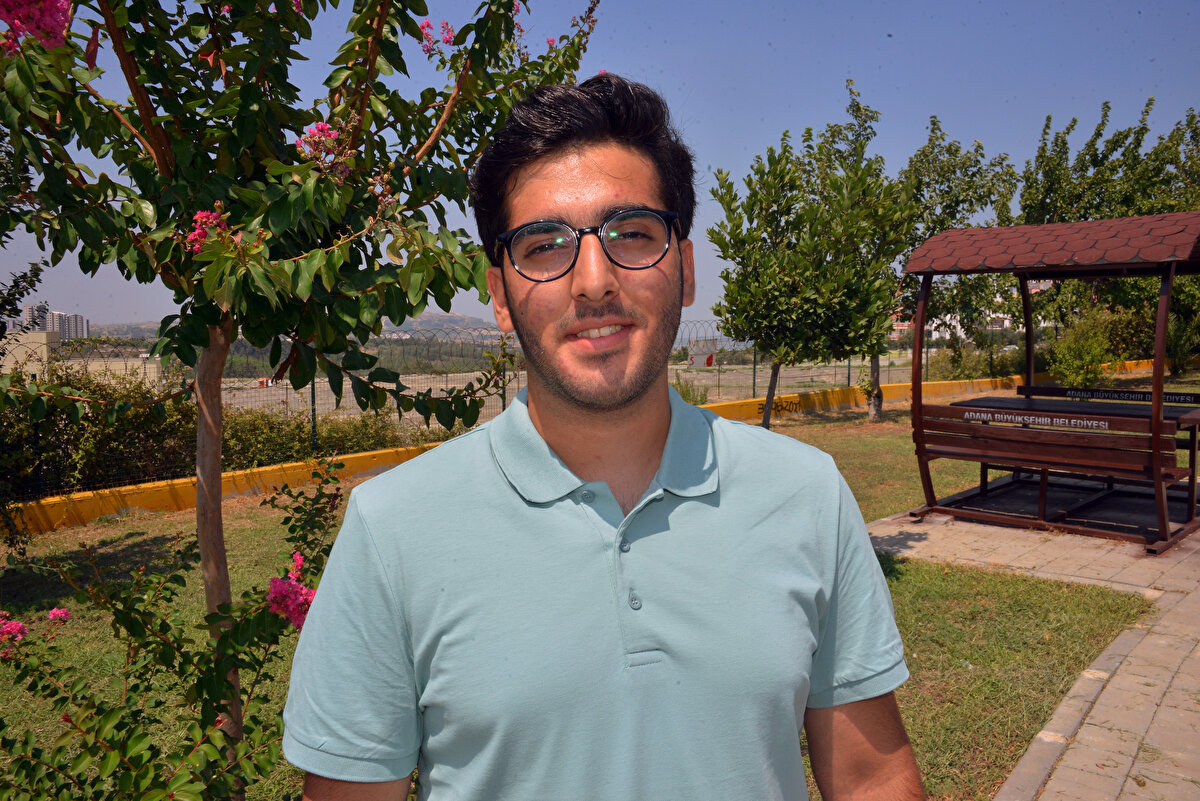 Kentte devlet koruması altındaki 13-18 yaş aralığındaki çocukların barındığı Seyhan Çocuk Evleri Sitesi'nde yaşamını sürdüren Muhammed Uğur, bu yıl girdiği Yükseköğretim Kurumları Sınavı'nda (YKS) önemli başarı örneği göstererek Giresun Üniversitesi Tıp Fakültesi'ni kazandı. 