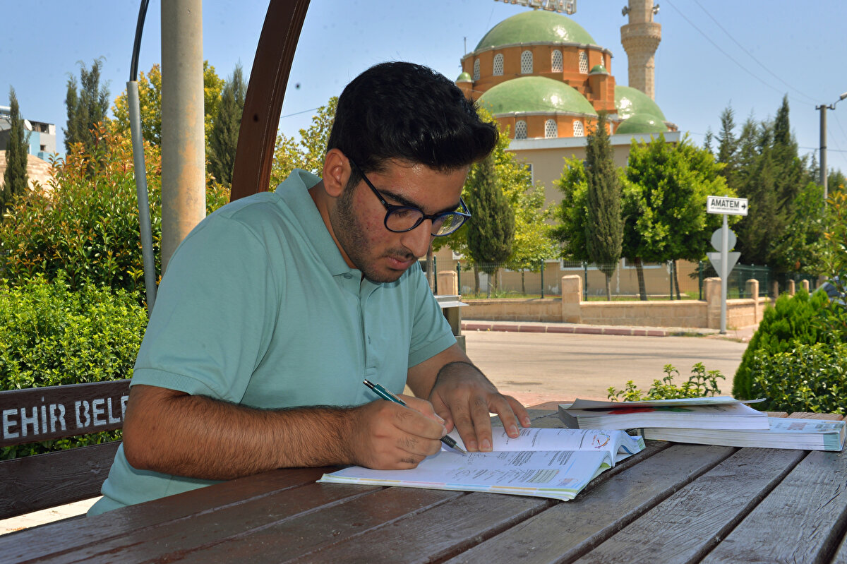 Yakın zamanda üniversite kaydını yapmak için Giresun'a gidecek olan Uğur, duygularını DHA ile paylaştı. Hedefine ulaştığı için çok mutlu olduğunu belirten Uğur, bundan sonra daha çok çalışmaya devam edeceğini söyledi.