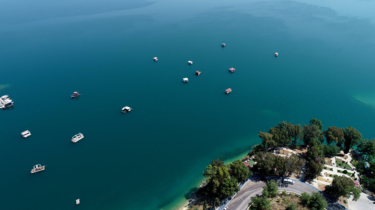 Göl üzerinde çeşitli etkinlikler yapmak isteyen küçük gruplar için internet üzerinden günlük 700 TL'ye kiraya verilen barakaların sayısının her geçen gün artması, tepkilere neden oluyor.