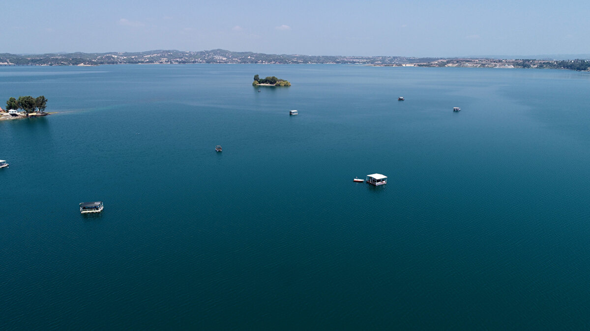 4 hafta geçmesine rağmen barakaların kaldırılmadığı ve yenilerinin yapıldığı gözlendi. Bazı kişilerin ise barakalara teknelerini bağlaması dikkat çekti.