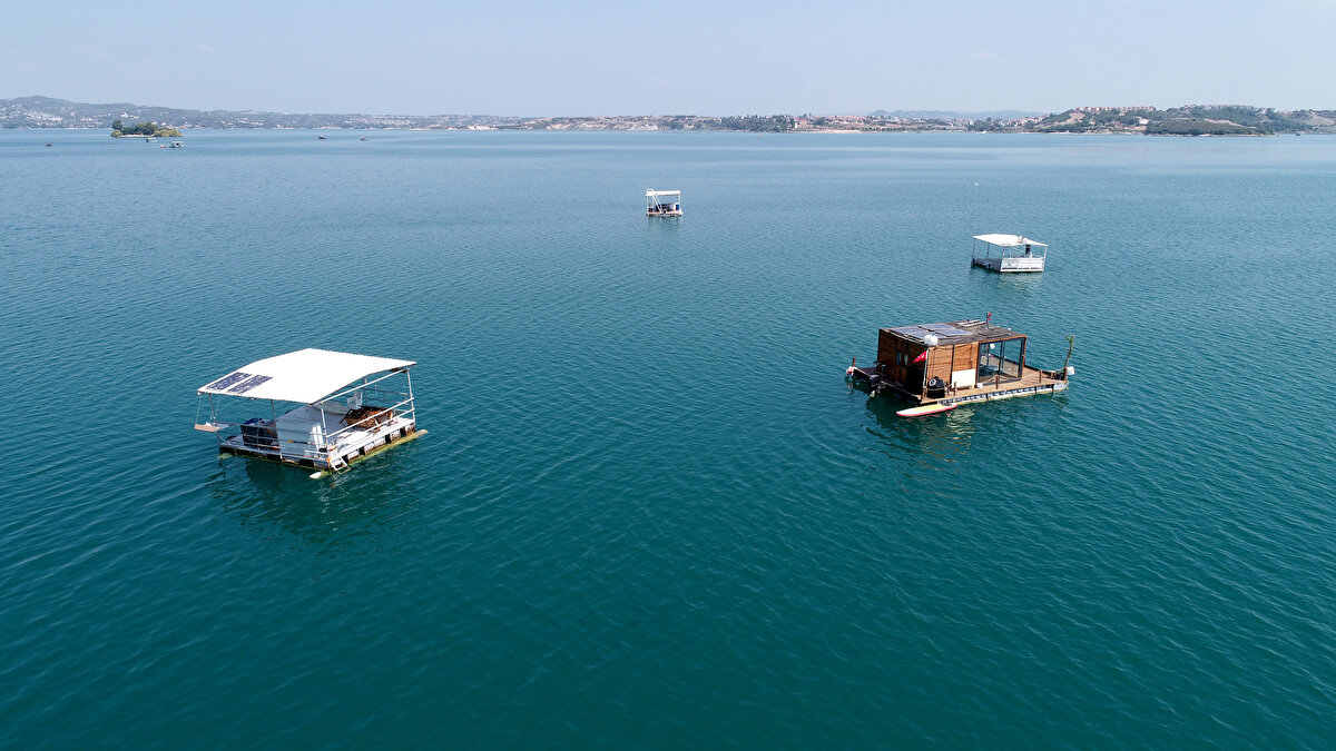 Almanya'dan tatil için kente gelen ve Adnan Menderes Bulvarı'nda ailesiyle gezen Banu Bereket, “Bu barakaları daha önce hiçbir yerde görmedim. Manzarası güzel olduğu için buraya geldik ancak görüntü hiç hoş değil. Kaçak yapılması doğru değil. Sayıları çok fazla. Birkaç adet olsa belki gözü bu kadar yormaz. Bu yapıların daha güzelini belediyeler yapsa ve cüzi bir miktar para karşılığı vatandaşlar kullanabilse daha mantıklı" diye konuştu.