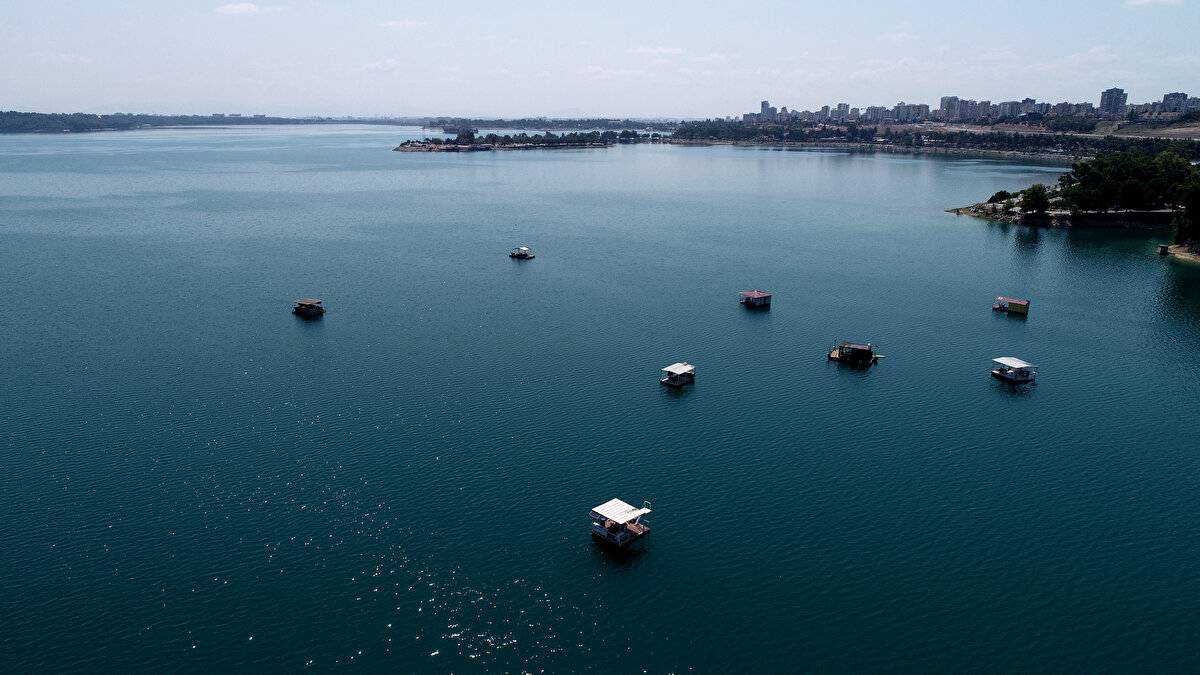 DHA muhabirlerinin gündeme getirdiği yüzen barakaların ardından DSİ yetkilileri, müdahale edileceğini bildirdi.