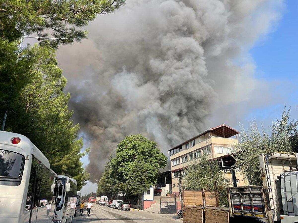 Yoğun duman yükselen fabrikadaki yangının söndürülmesi için çok sayıda ekip çalışma yürütüyor.<br>