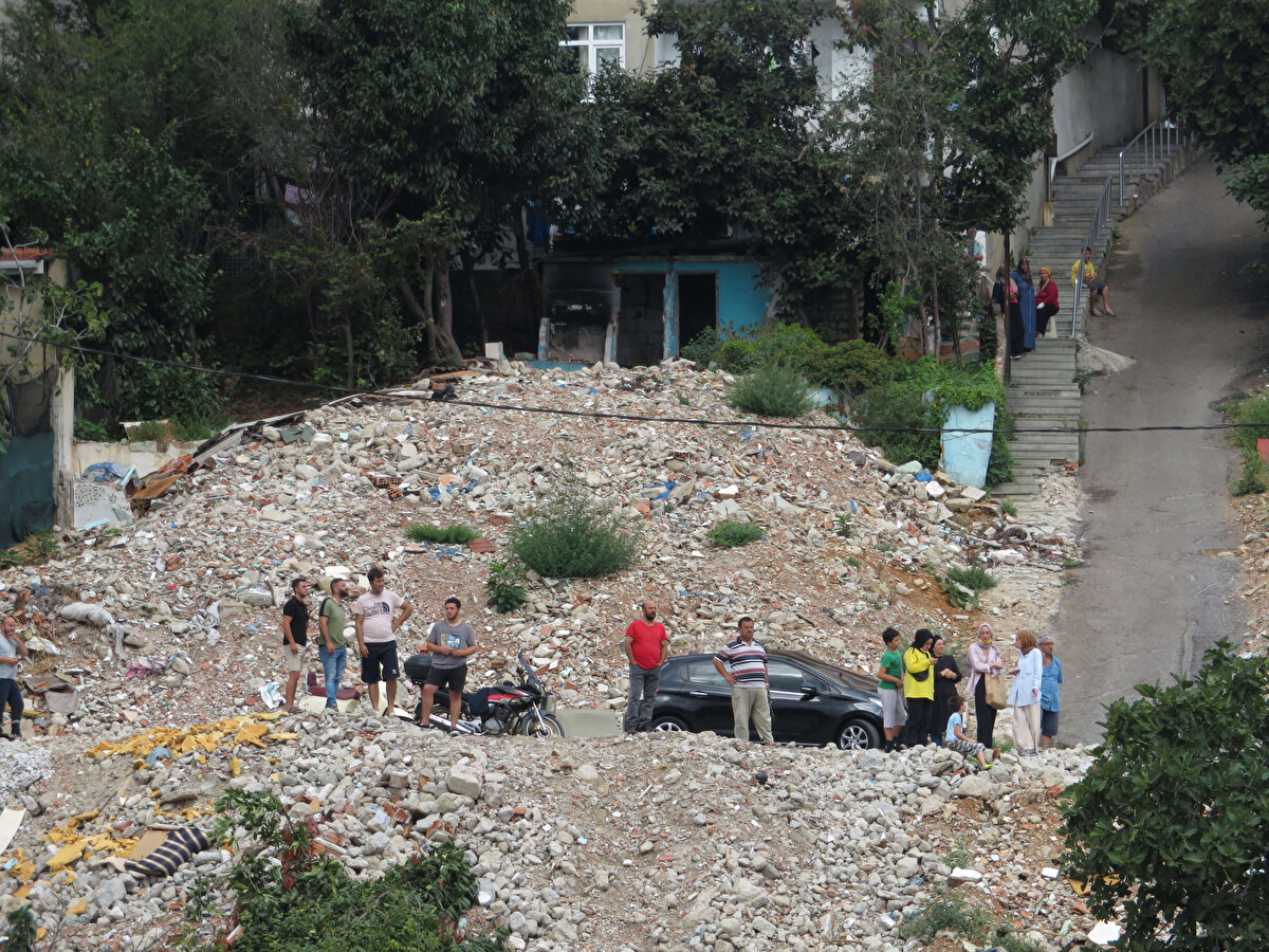 Mahalle sakinleri ile Çevik Kuvvet ekipleri arasında arbede yaşandı. Gerginlik devam ediyor.<br><br>