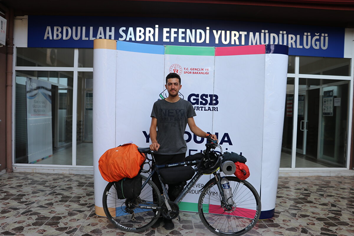 Van Yüzüncü Yıl Üniversitesi Tıp Fakültesinden bu yıl mezun olan 24 yaşındaki Dicle, yaz tatilini en iyi şekilde değerlendirmek için 12 Temmuz'da Van'dan yola çıktı. Önce Kars'a, oradan da Gürcistan'a geçen ve çadırda konaklayan Dicle, yeniden Türkiye'ye döndüğünde kalacak yer arayışına girdi.<br>