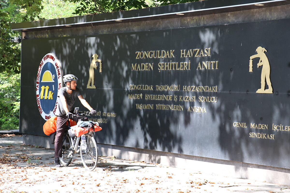 Yolculuk sırasında rahatsızlanan ve kapalı bir alanda kalma ihtiyacı duyan Dicle, yolda karşılaştığı bir bisikletlinin verdiği bilgi üzerine gezdiği şehirlerdeki KYK yurtlarında konaklamaya başladı.<br>