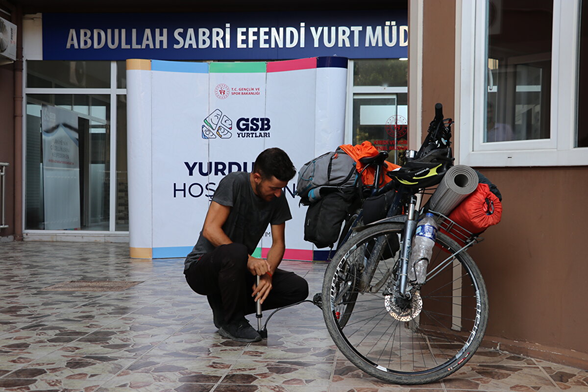 Yurtlardaki duş, elektrik, yatak imkanından yararlanan Dicle, seyahat etmek isteyen ancak barınma problemi yaşayan arkadaşlarına KYK yurtlarında kalarak birçok kenti gezmeyi öneriyor.<br>