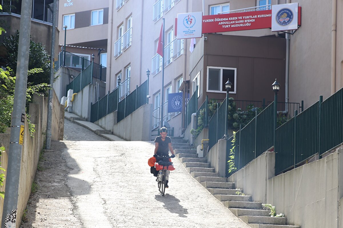 Dicle, şu ana kadar 2300 kilometre yol yaptığını ve bir sonraki durağının İstanbul olduğunu dile getirerek, "Bu, gençler için çok büyük bir imkan. Sonuçta barınma masrafı otomatik olarak ortadan kalkıyor. Ayrıca müze kartı sayesinde ücretsiz müzelere giriş yapılıyor. Bunlar da ayrı masraf sonuçta. Bunlar ortadan kalkınca sadece yol ve yiyecek parası kalıyor. Bazı yurtlarda lokanta kısmı da açık. Burada uygun fiyata yemek yiyebiliyorlar." ifadelerini kullandı.