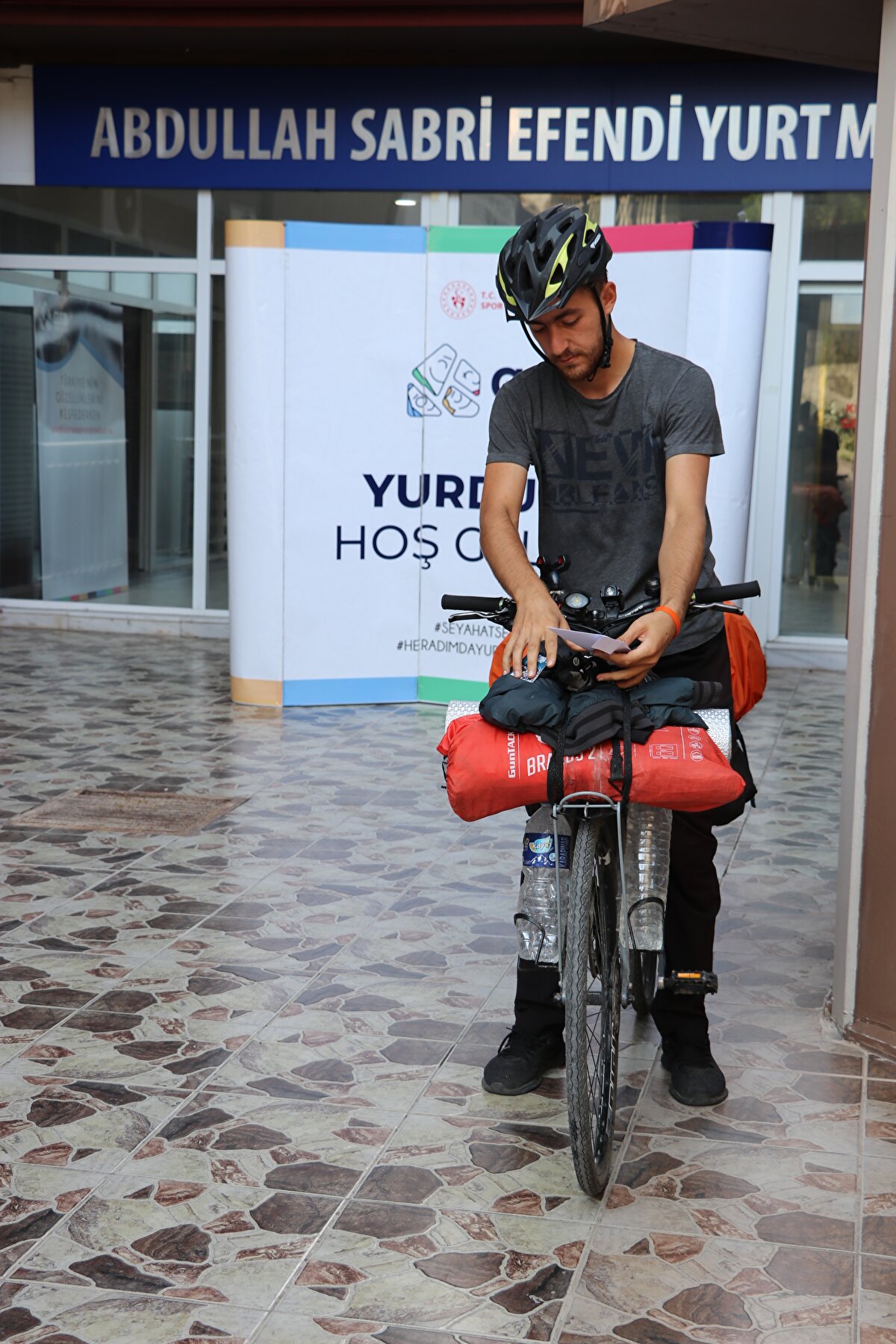 Bisikletle dünya turuna çıkan Fransız bir çifti 3 Mayıs'ta Van'daki evlerinde misafir ettikten sonra kendisinde de bisikletle seyahat etme fikri oluştuğunu dile getiren Dicle, Kars ve Gürcistan'a gittikten sonra Karadeniz sahil hattı boyunca gezerek Zonguldak'a kadar geldiğini anlattı.