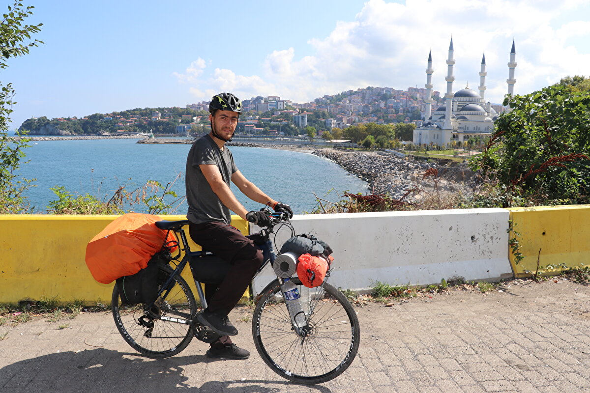 Van'dan çadırda kalacak şekilde yola çıktığını aktaran Dicle, şöyle devam etti:<br><br>"Çadır da güzel oluyor ama bir ara hastalandım. Özellikle o zaman kapalı bir alanda kalma ihtiyacı duydum. Yolda karşılaştığım başka bir bisikletli arkadaş tamamen KYK yurtlarında kalacak şekilde yola çıkmış. Ben de ondan aldığım fikirle KYK yurtlarında kalmaya başladım. Yurtlarda duş, elektrik, yatak gibi imkanlar bizim için iyi oldu. Ücretsiz olması da daha fazla yeri gezmemizi sağlıyor. Barınmaya masraf ayırmıyoruz, onun yerine yiyeceğe ve gezeceğimiz yerlerdeki masraflarımıza ayırıyoruz."
