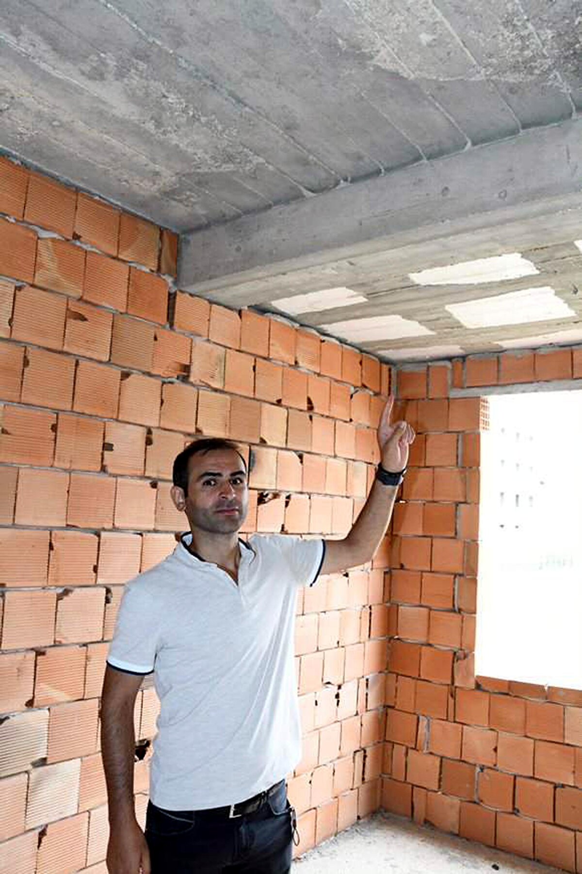 Talebin ardından Yapı Denetim Şube Müdürlüğü'nden gelen ekipler, betonlardan karot alıp, laboratuvarda kırımlar yaparak, inceledi. İncelemede, inşaatta kullanılan betonun standartlara uymadığı ve kullanılamaz olduğu yönünde rapor verildi. 