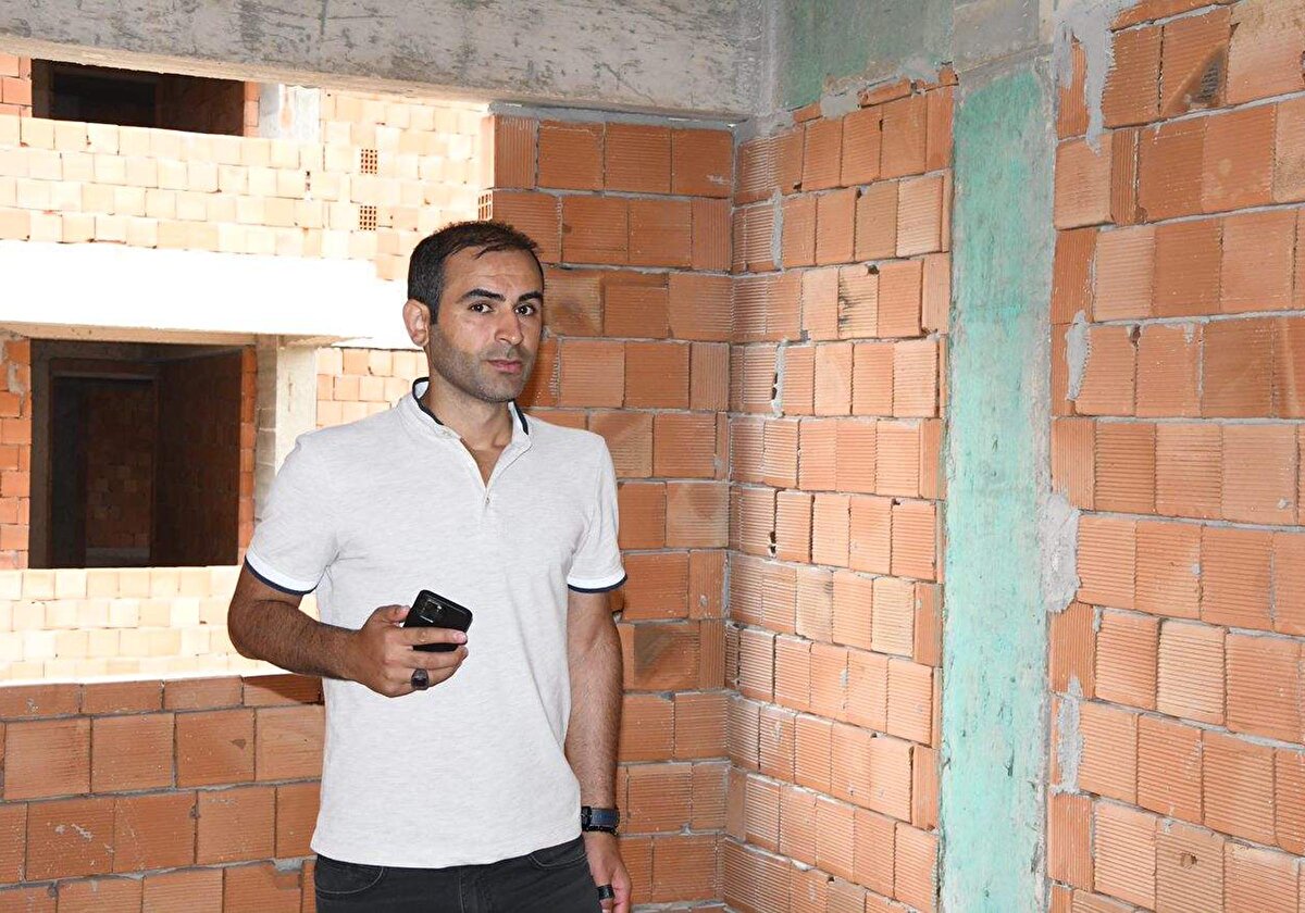 Bu tespiti yaptıktan sonra karot firmasının verdiği sonuçlara güvenmediğimiz için dilekçemizi hazırlayıp, Çevre, Şehircilik, İklim Değişikliği İl Müdürlüğü'ne başvurumuzu yaptık. Burada vicdanen rahat değiliz. Deprem bölgesinde yaşıyoruz. Karot alınması için dilekçe verdikten sonra müdürlükten yetkili kişiler geldiler. Burada kendi nezaretlerinde karotlar alındı. Ertesi gün laboratuvarda karot kırım işlemi gerçekleşti ve çok kötü olduğu ortaya çıktı. Bu aşamadan sonra artık bu inşaatı devam ettirmemizin vicdani olarak mümkün olmadığına karar verdik" dedi. 