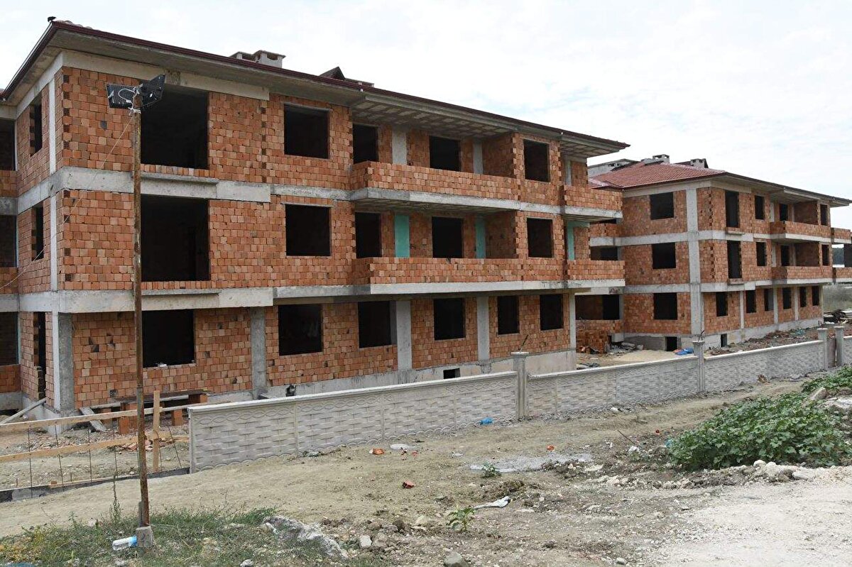 Şu ana kadar daire satışı yapmadıklarını söyleyen Karataş, "En azından buradaki mağduriyeti Malkara halkına veya farklı kişilere yansıtmamış oluyoruz. Şu anda ortada bir ciddi bir mağduriyet söz konusu. Bu mağduriyeti sadece şu aşamada yaşıyoruz. Şu anda Çevre, Şehircilik ve İklim Değişikliği İl Müdürlüğü'nün bize vereceği sonucu bekliyoruz. Artık bu binanın güçlendirmeyle kurtarılacağını zannetmiyoruz. Yıkım kararının çıkıp çıkmayacağı konusunun durumunu bekliyoruz. Tekirdağ olarak birinci derece deprem bölgesinde bulunuyoruz. Son zamanlarda yaşadığımız depremler ve bunun sonucunda ortaya çıkan insani felaketlerin de ne boyutta hissedildiğini ülke olarak çok yakından gördük, yaşadık. Özellikle İzmir depremi, daha öncesinde 17 Ağustos depremi, bunların ne kadar ciddi sonuçlara gittiğinin herkes bilincinde. Biz de bu noktada artık bu işi maddi olarak değil; vicdani ve insani olarak bu inşaatları devam ettirmeyi düşünmüyoruz" diye konuştu.<br><br>TEKNİK İNCELEME SÜRÜYOR<br>Tekirdağ Çevre, Şehircilik ve İklim Değişikliği Müdürlüğü yetkilileri, konuyla ilgili kapsamlı incelemenin sürdüğünü söyledi. Yetkililer, konunun çok teknik ve kapsamlı olduğunu belirterek, karot numunelerinin alındığını ve ilgili birimin detaylı çalıştığını söyledi. 