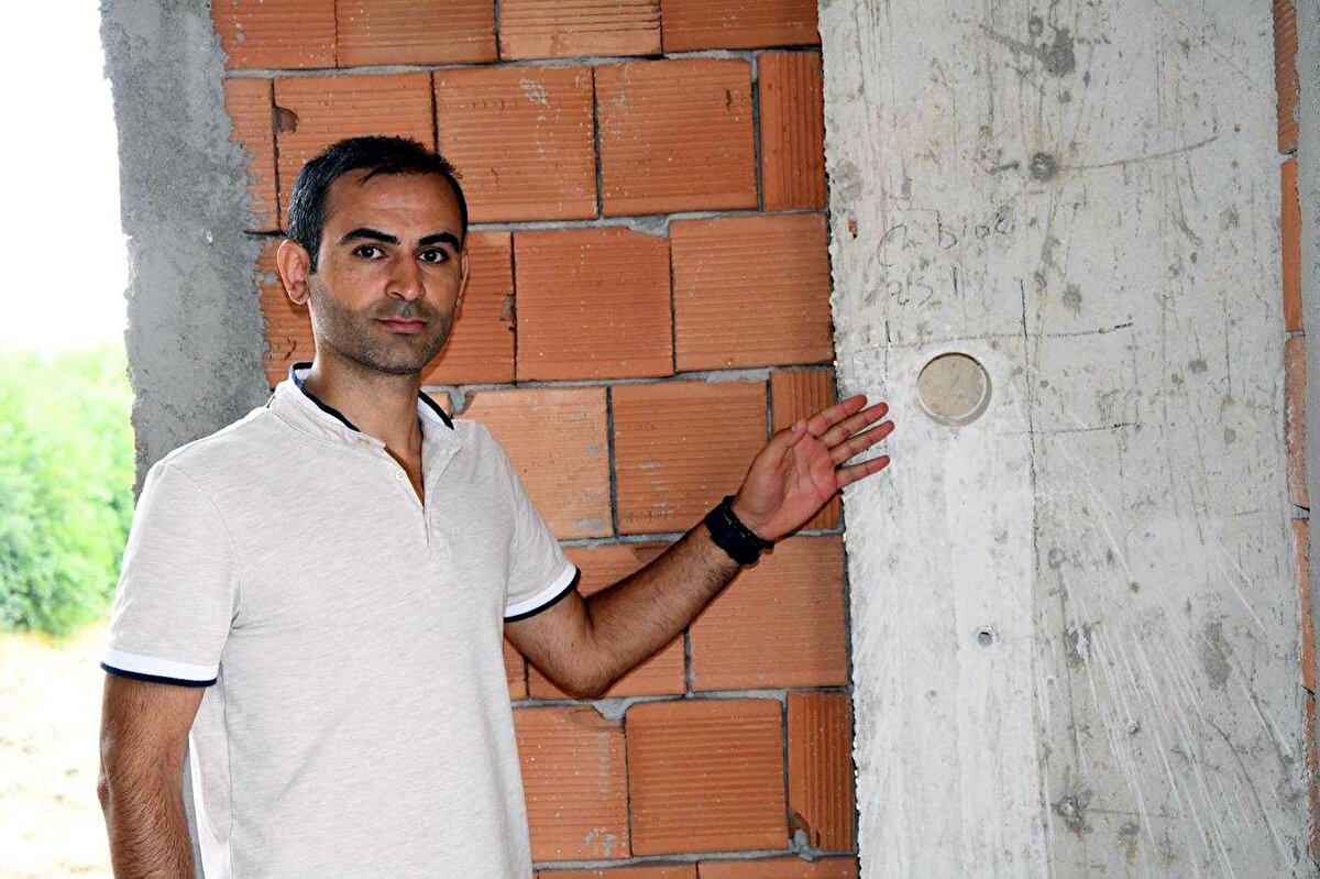 'BİZE SAĞLAM RAPORU VERİLDİ'<br>Sağlam raporu aldığı için inşaata başladığını belirten İdris Karataş, "Bu süreçte asıl sebep; beton kalitesinin düşük olması. Laboratuvar firmasının yerinde karot aldıktan sonra bize sağlam raporu verildi. Sağlam raporunu aldıktan sonra inşaatlarımıza devam ettik. Son kata geldiğimizde, kendi tespit ettiğimiz ciddi deformasyonlar gördük. Hem taşıyıcı sistemlerde hem döşemede ciddi çatlaklar gördük. İnşaat mühendisi olduğum için de beton kalitesinden de binadaki oluşacak deformasyonlardan da taşıyıcı sistemlerinden de anlarım.