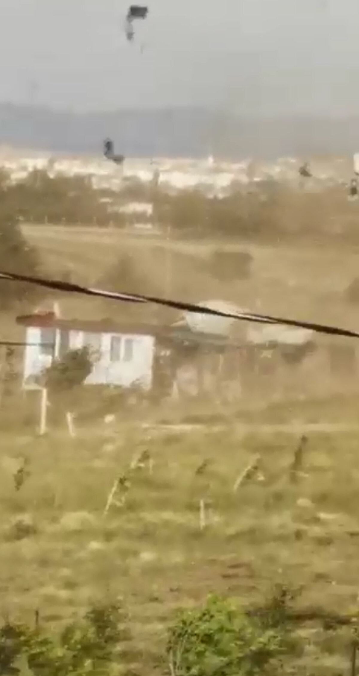 Tuncer Çakar ise "Zararımız büyük ama sağlığımız yerinde, ona şükrediyoruz" diye konuştu. Oktay Özcan da "Olayın şokunu hala atlatamadım. Hortum geldi, bir anda beni havalandırdı. O an olayın şokuyla salıncağa tutunmaya çalıştım. Hortum salıncakla birlikte beni havalandırdı. Büyük şok yaşadım" ifadelerini kullandı.