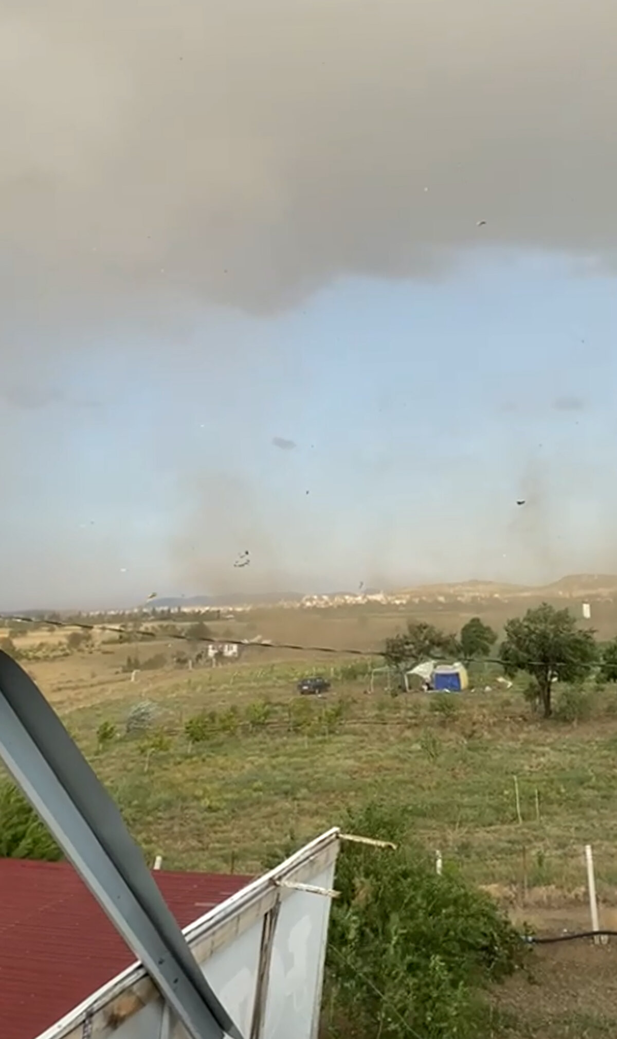 'BİR ANDA BENİ HAVALANDIRDI'<br>Korku dolu anları anlatan Zekeriya Kılınç, "Zararım çok büyük, hayvanlarım açıkta kaldı. Ağılımın çatısı uçtu, devletten yardım bekliyorum" dedi.