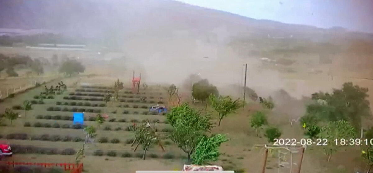 Yeşilova'nın batı kısmında dün saat 18.30 sıralarında başlayan hortum, saniyeler içerisinde Salda Gölü kıyısındaki Kayadibi Mahallesi'ne ulaştı. Hortum, çobanlık yapan Zekeriya Kılınç'ın ağılının ve evinin çatısını uçurdu. 