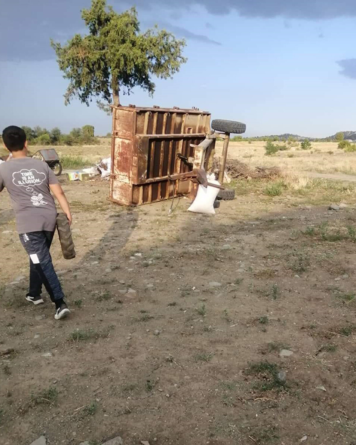Kılınç'ın komşusu Tuncer Şakar'ın 15 dönümlük ceviz bahçesine de zarar veren hortum, ardından Oktay Özcan'ın evinin çatısını uçurdu. Hortum ayrıca evinin önünde oturan Özcan'ı da birkaç metre havalandırıp, savurdu. Özcan'ın yan komşusunun evine de zarar veren hortum, Salda Gölü'ne doğru ilerleyip, birkaç bağ evine zarar verdikten sonra yok oldu.