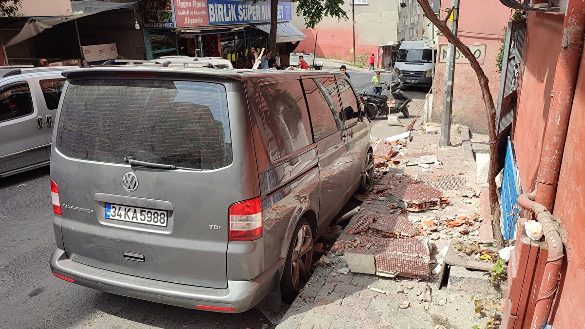Sokak sakinlerinin minibüsün sahibini bekle uyarılarını da dikkate almayan usta balkon demirlerini sökmeye başladığı sırada balkonun duvarı aşağıda bulunan minibüsün üzerine çöktü. Kimsenin yaralanmadığı çökme anı güvenlik kamerası tarafından da kaydedildi.
