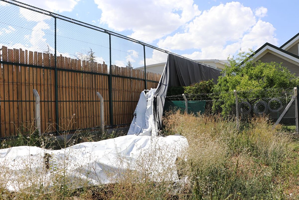 'ASLAN KAÇSA KİM YAKALAYACAK?'<br><br>İşletmenin bitişiğinde oturan Niyazi Gürel, "Ben 80 yaşında bir insanım, 26 yıldır burada oturuyorum. Yaz geldi; idrar kokusu, dışkı kokusu, hayvanların kokusu, dayanamıyoruz. Tam evimin sınırında. Gece sabahlara kadar aslanlar kükrüyor, sesten uyuyamıyoruz. Buranın kapatılmasını istiyoruz. Türlü türlü mahkemeler ile uğraşıyoruz, şimdi eylül başına kadar müsaade edildi. Koku, hastalık had safhada. Yazık hayvanlara, hiç mi acımıyorlar? Geçen yıl maymun kaçtı, zor yakaladılar; aslan kaçsa kim yakalayacak. Lütfen burayla ilgilenin, bir an önce kapatın. 1100 metrekarede hayvanat bahçesi olur mu?" diye konuştu.