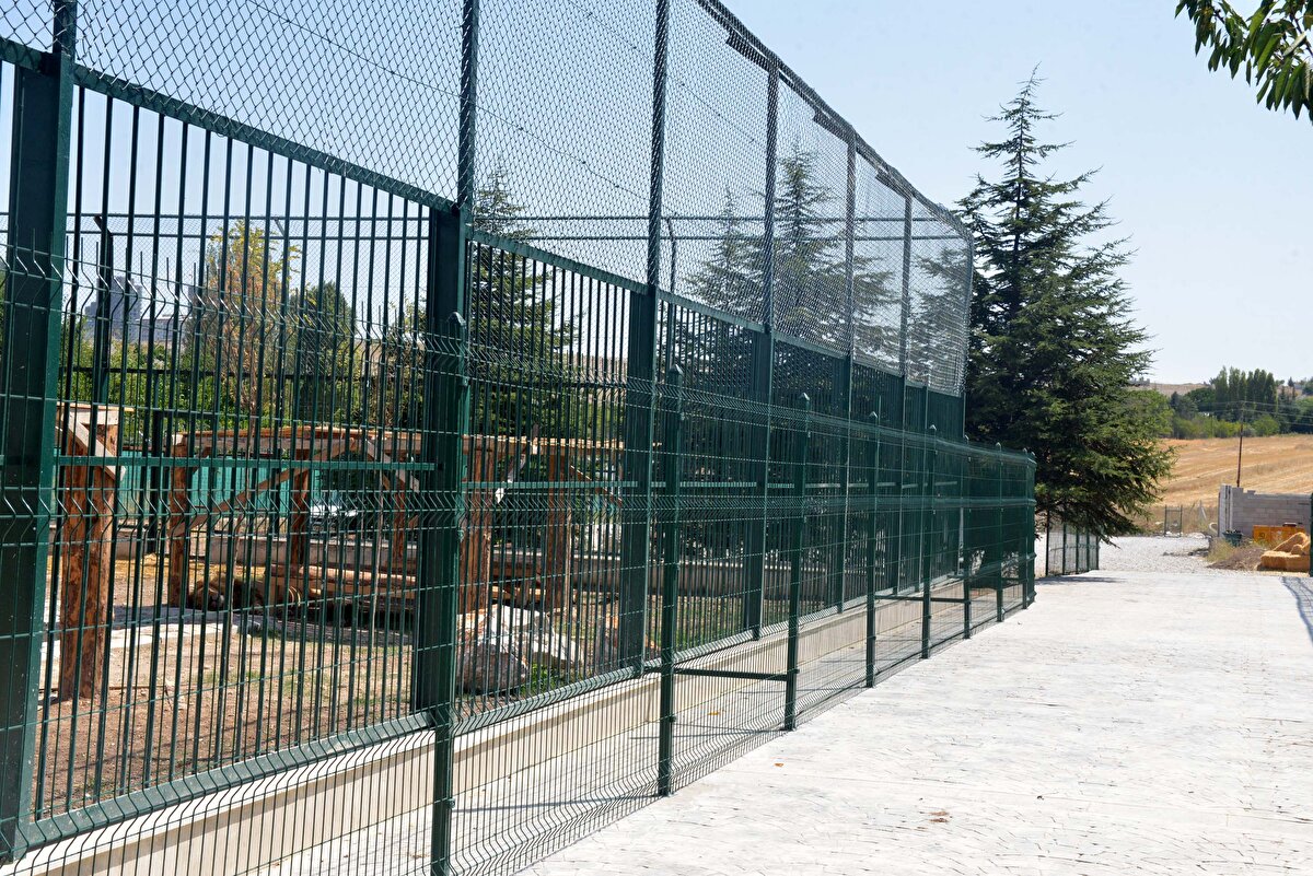 İş insanı Ahmet Zeki Öner, İncek Mahallesi'nde 2015'te, Yılmaz Kıbrıs'tan kiraladığı arazide restoran ve kafe işletmeciliği yaptı. Öner, geçen yıl Mayıs ayında ise restoranı kapatıp, hayvanat bahçesine dönüştürdü. Aslan, kaplan, geyik, maymun, tavus kuşu gibi hayvanların bulunduğu hayvanat bahçesi, büyük ilgi gördü.