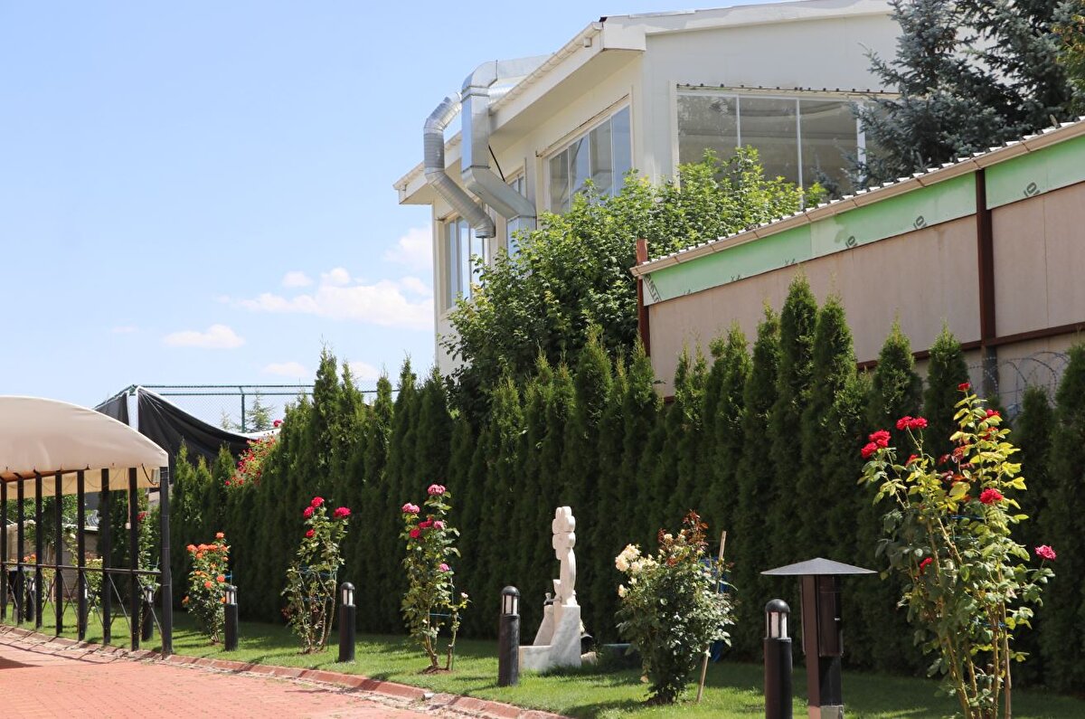 'EYLÜLDE MÜHÜRLENECEK'<br><br>Niyazi Gürel'in avukatı Merve Nur Özkan ise hayvanat bahçesinin kapatılması için 1,5 yıl önce ilgili kurumlara dilekçe verdiklerini belirterek, şunları kaydetti:<br>"Ancak buraya ruhsat verilmişti, bu nedenle biz ruhsatın iptali için bir dava açmıştık. Biz davayı yürütmenin durdurulması talepli olarak açmıştık. Yürütmenin durdurulması kararı verilmişti. İş yeri sahipleri taraflarından yürütmenin durdurulması kararına itiraz edildi ama bu itiraz reddedildi. Bunun sonrasında Tarım ve Orman Bakanlığı tarafından buranın kapatılması gerektiğine dair yazı yazıldı. Bunun sonucunda yine iş yeri sahipleri tarafından bu karara itiraz edildi, buranın kapatılmaması istendi. Ancak mahkemede de bu talep reddedildi. Bu nedenle burası artık kapatılacak. Bakanlık tarafından hayvanların buradan nakledilmesi için iş yeri sahibine 2 aylık bir süre verildi. Bu süre eylülde bitiyor. Bunun sonucunda artık burası mühürlenecek. Hiçbir şekilde kullanıma tabi olmayacak. Hem hayvanların haklarını korumuş olduk hem de burada yaşayan insanların sağlıkları açısından geri dönülemeyecek zararları engellemiş olduk. Burası mühürlenecek eğer tekrardan devam ederseler bunun sonu hapis cezasıdır."