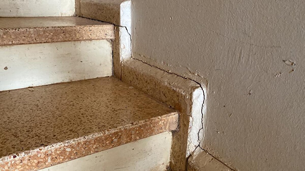 'DEPREM OLUYORMUŞ GİBİ HİSSEDİYORUZ'<br>Patlamalar sonrası sarsıntılara bir çözüm bulunmasını talep eden mahallelilerden Temel Şahin, "Taş ocaklarında patlama olduğu zaman biz burada deprem oluyormuş gibi hissediyoruz. Evimizdeki merdivenlerde çökme, duvarlarda çatlaklar var, bize bir şey olursa bunun hesabını kim verecek? İlk başlarda dinamit atıldığında direk televizyona bakıyorduk nerede deprem oldu diye, o kadar şiddetli oluyordu sarsıntı. Eşim defalarca uykudan 'deprem oluyor' diye kalktı. Çözüm bulunmasını istiyoruz" diye konuştu.