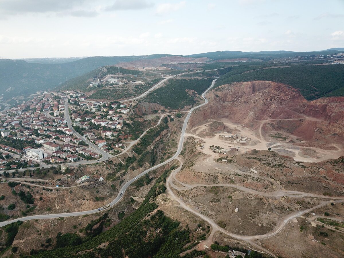 Körfez ilçesi Yukarı Hereke bölgesindeki 2 taş ocağında kontrollü patlamalar, yaklaşık 500 metre uzaklıkta bulunan mahallelinin tepkisine neden oldu.