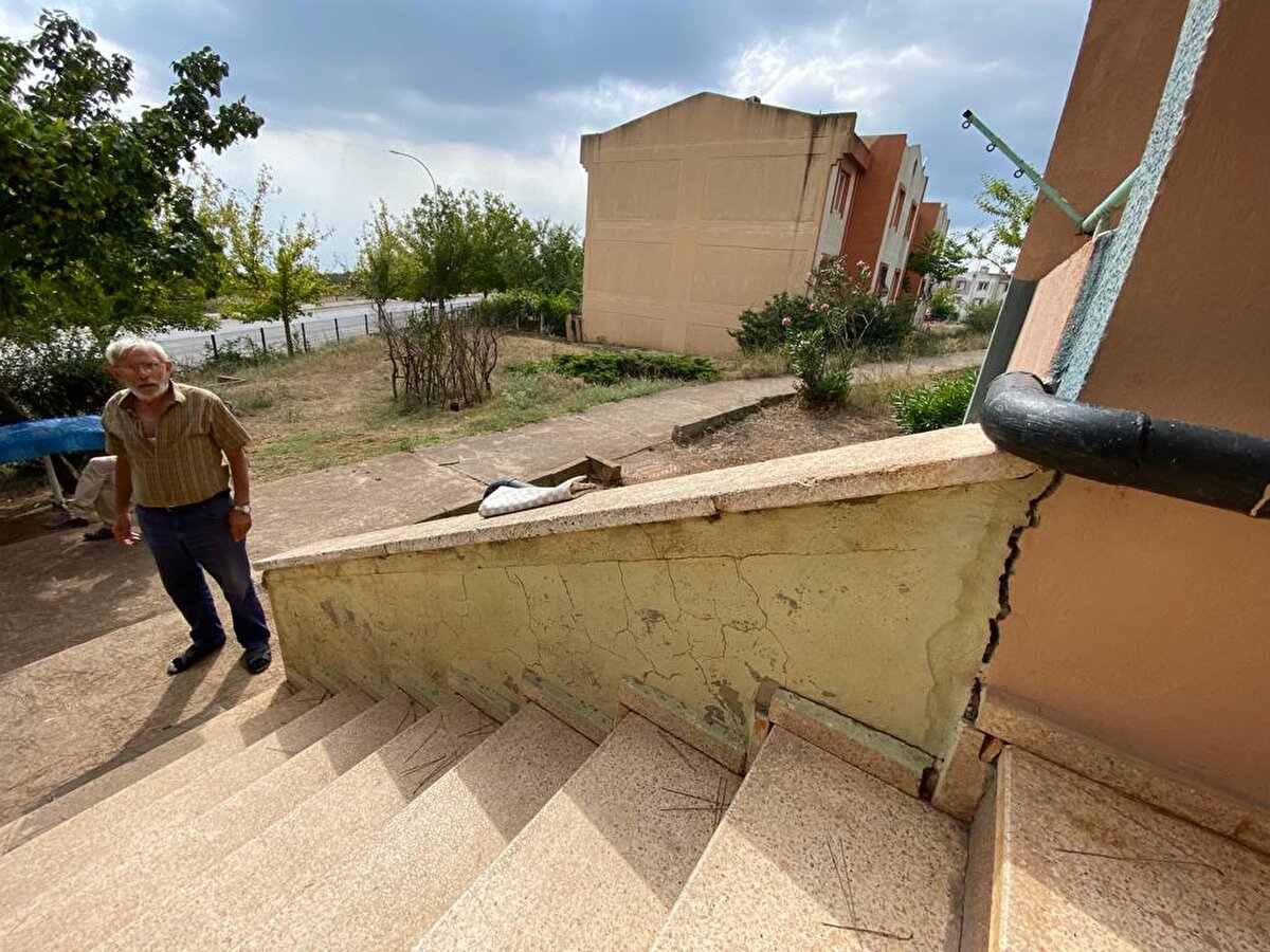 'MAHALLE BEŞİK GİBİ SALLANIYOR' <br>17 Ağustos Mahallesi Muhtarı Halil Taş, patlamalar nedeniyle evlerin hasar gördüğünü belirterek, "Dinamit atarken mahalle beşik gibi sallanıyor. Bu taş ocağı bizim mahalleye zarar veriyor. Bana her gün mahalleliden çok fazla şikayet geliyor ama maalesef elimden bir şey gelmiyor. Şu anda neredeyse her evde tahribat var. Özellikle merdivenlerin etrafında çatlamalar var. Patlama olurken her yer sallanıyor, deprem oluyor gibi sallanıyor" dedi.