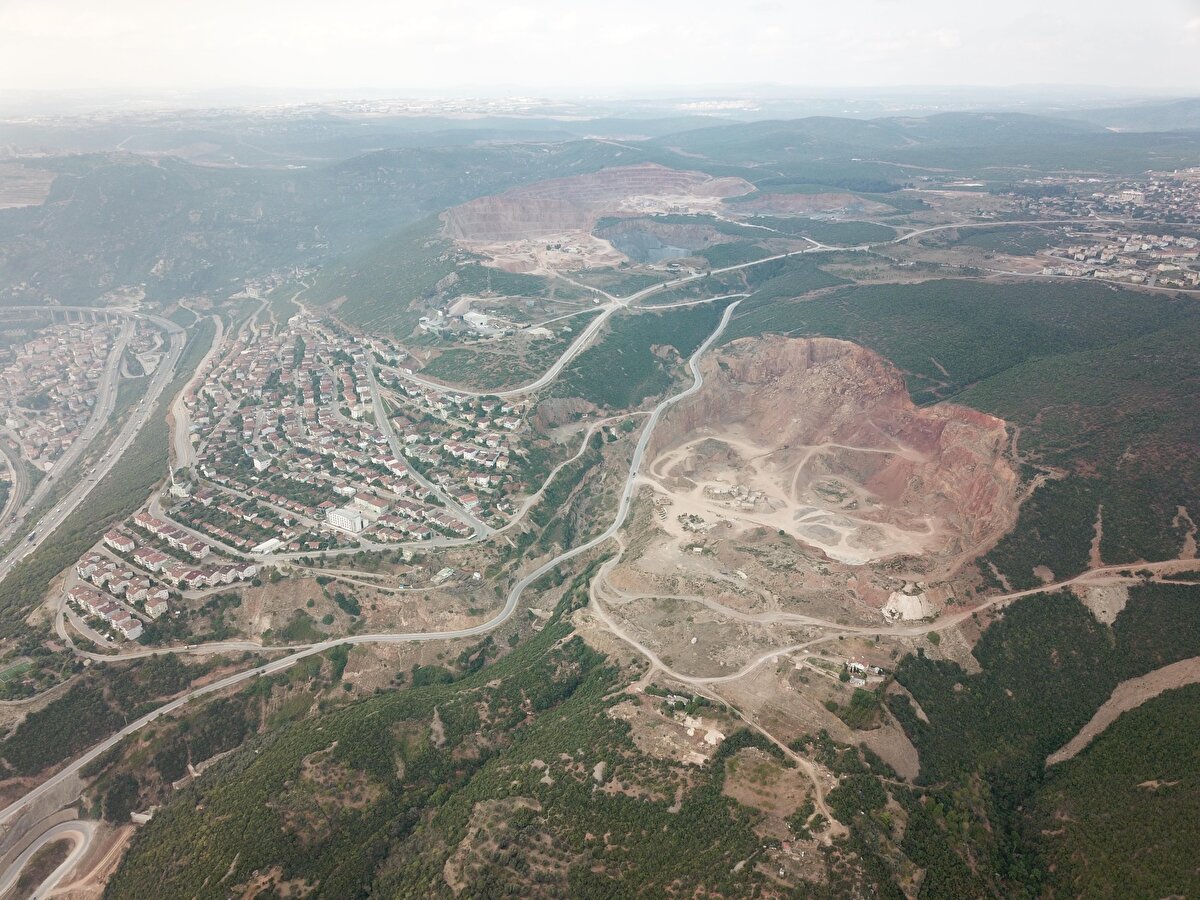 Neredeyse her gün devam eden çalışmalar sırasında kullanılan patlayıcılardan çıkan ses çevre halkını olumsuz etkilerken, patlama sırasında oluşan sarsıntılar nedeniyle bazı binaların duvarlarında çatlaklar oluştu.
